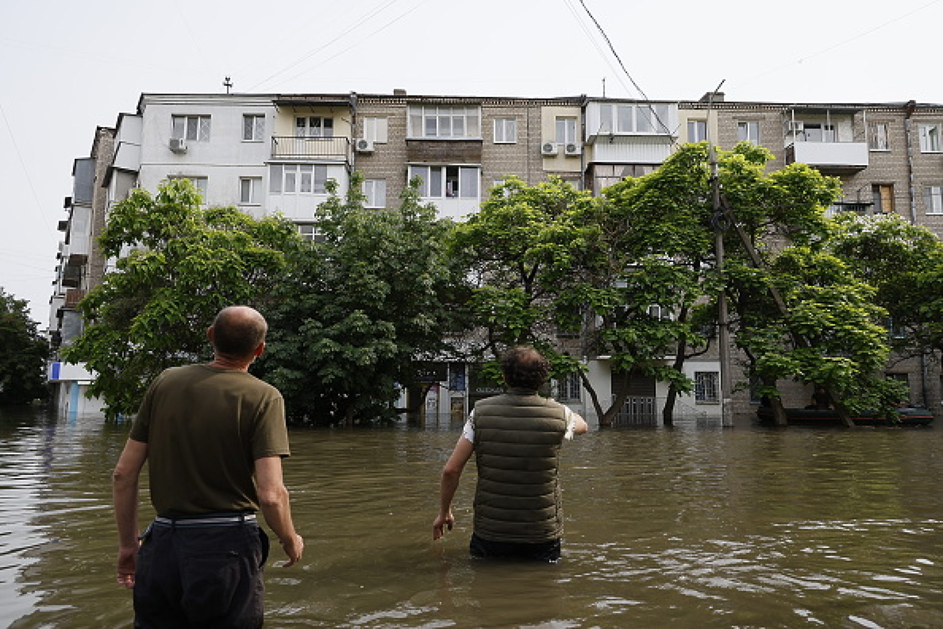 Доброволци също помагат в спасителната операция. Снимка: Getty Images