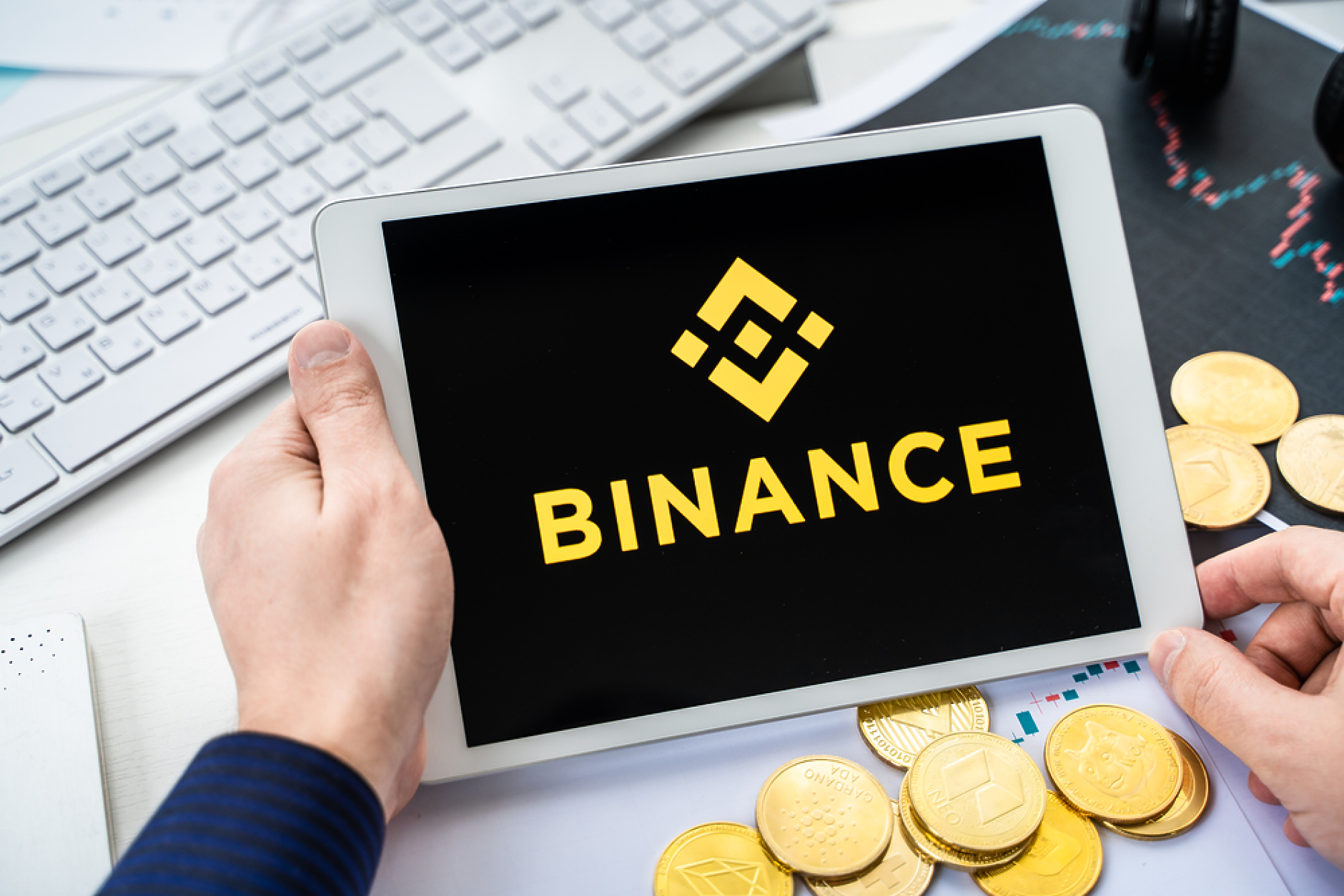 Криптоборсата Binance съкращава служители и губи пазарен дял поради регулаторни разследвания